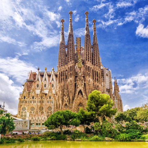 Sagrada-Familia-katedral-unik-bygning-Barcelona-scaled